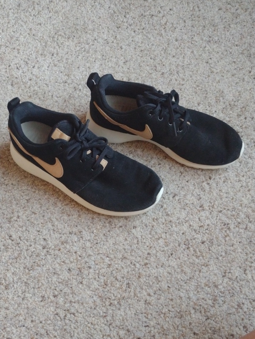 Nike Women's VINTAGE Roches Black and Gold Sneakers